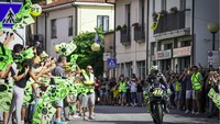 Kini popularitas Rossi tak dapat membendung wisatawan berbondong-bondong ke Tavullia. Setiap ada acara, setidaknya ada puluhan ribu penggemar Rossi yang akan memenuhi tempat tersebut. Desa yang dulunya sepi kin menjadi ramai. Foto: Dok. MotoGP
