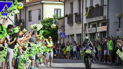 Rossi Keliling Kampung Naik Motor MotoGP