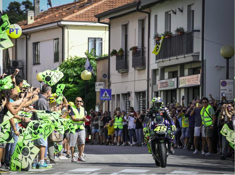 Rossi Keliling Kampung Naik Motor MotoGP