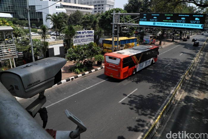 Sistem jalan berbayar atau electronic road pricing (ERP) di DKI Jakarta dibatalkan tahun ini. Yuk tengok lagi Jalan Rasuna Said yang akan menerapkan sistem ERP.