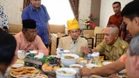 Habibie juga aktif berkunjung ke berbagai wilayah di Indonesia. Saat ia berkunjung ke Riau, ia sempat mampir untuk makan siang bersama tokoh adat dan beberapa tokoh politik di sana. Foto: Istimewa