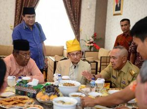 BJ Habibie dengan Kulinerannya hingga Artis yang Hobi Makan Pakai Tangan