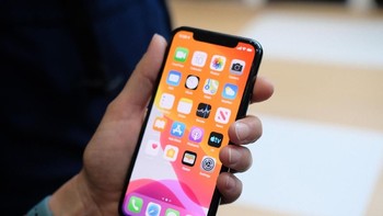 Kamera depannya berukuran 12 MP dapat digunakan untuk merekam video 4K 60fps. Foto: Chris Velazco/Engadget