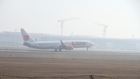 Kabut asap yang menyelimuti wilayah Banjarbaru, Kalimantan Selatan, membuat tujuh penerbangan di Bandara Syamsudin Noor Banjarmasin mengalami keterlambatan 1 jam 20 menit akibat jarak pandang yang hanya mencapai 200 meter hingga 400 meter. Antara Foto/Bayu Pratama.