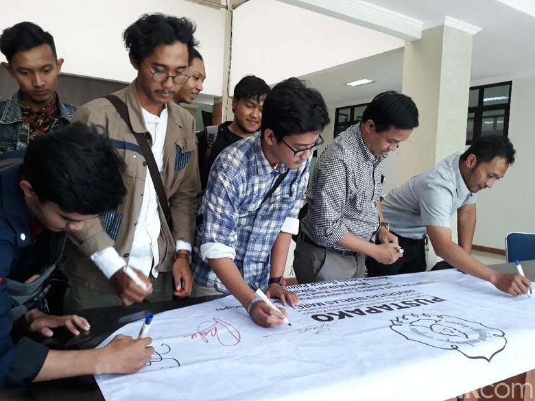 Dosen dan Mahasiswa UNS Tolak RUU KPK dan Capim Bermasalah Dosen dan Mahasiswa UNS Tolak RUU KPK dan Capim Bermasalah