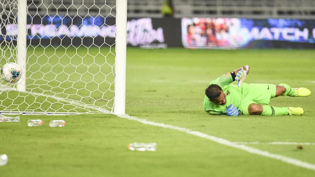 Kiper Indonesia Andritany Ardhiyasa dicemooh suporter dalam kekalahan dari Thailand. (Foto: Hafidz Mubarak A / Antara Foto)