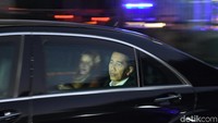 Presiden Joko Widodo (kanan) didampingi Ibu Negara Iriana, naik mobil kepresidenan saat tiba di Rumah Sakit Pusat Angkatan Darat (RSPAD) Gatot Soebroto, Jakarta, untuk melayat Presiden ke-3 RI BJ Habibie, Rabu (11/09/2019). ANTARA FOTO/M Risyal Hidayat.