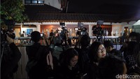 Awak media pun nampak berkumpul di depan rumah duka BJ Habibie untuk menunggu kedatangan jenazah mantan presiden Indonesia tersebut.