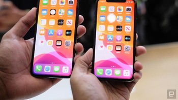 Sementara iPhone 11 Pro Max lebih panjang 5 jam dari iPhone XS Max. Kedua ponsel ini mendukung pengisian cepat. Foto: Chris Velazco/Engadget