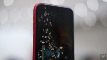 Kamera depannya berukuran 12 MP TrueDepth. Bisa mengambil wide angle ketika mode landscape dan bisa merekam video 4K 60 fps. Foto: Chris Velazco/Engadget