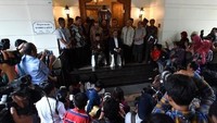 Presiden ke-3 RI BJ Habibie menggelar konferensi pers bersama politisi Malaysia Anwar Ibrahim, di Jakarta pada tahun 2018 silam. GOH CHAI HIN / AFP.