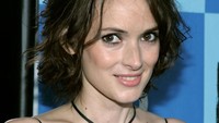 Pada tahun 2001, Winona Ryder sempat ditangkap karena mencuri sebuah merchandise seharga 5,5 ribu dolar di Beverly Hills. Ia pun harus melakukan pelayanan masyarakat selama 480 jam. Frazer Harrison/Getty Images