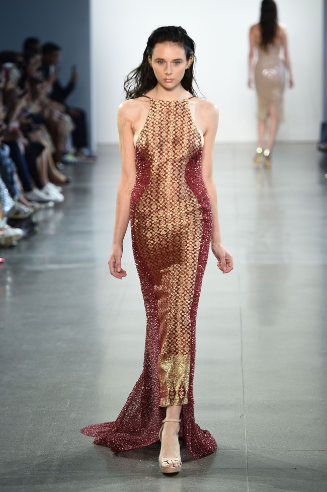 Empat desainer Indonesia yaitu Julianto, Maggie Hutauruk Eddy (2Madison), Yogiswari Pradjanti, dan Ayumi memamerkan karya penuh warna di New York Fashion Week: The Shows yang digelar di Galery II, Spring Studios, New York. Senin 9/9/2019. Photo by Ilya S. Savenok/Getty Images