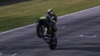Sesampainya di sirkuit, Rossi melakukan satu putaran sebelum memarkirnya di pit Monster Yamaha. Foto: Dok. Yamaha Motor Racing