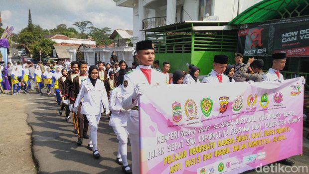 Haornas, Pelajar Ikuti Jalan Sehat Sambil Bersihkan Alun-alun Ciamis