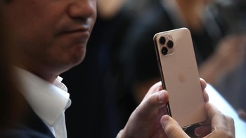 Dibandingkan dengan deretan flagship Android, Apple dicibir karena dianggap terlambat menggunakan tiga kamera belakang. Foto: Justin Sullivan/Getty Images