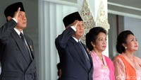 Habibie bersama istrinya Hasri Ainun dan Harmoko. OKA BUDHI OKA BUDHI/AFP.
