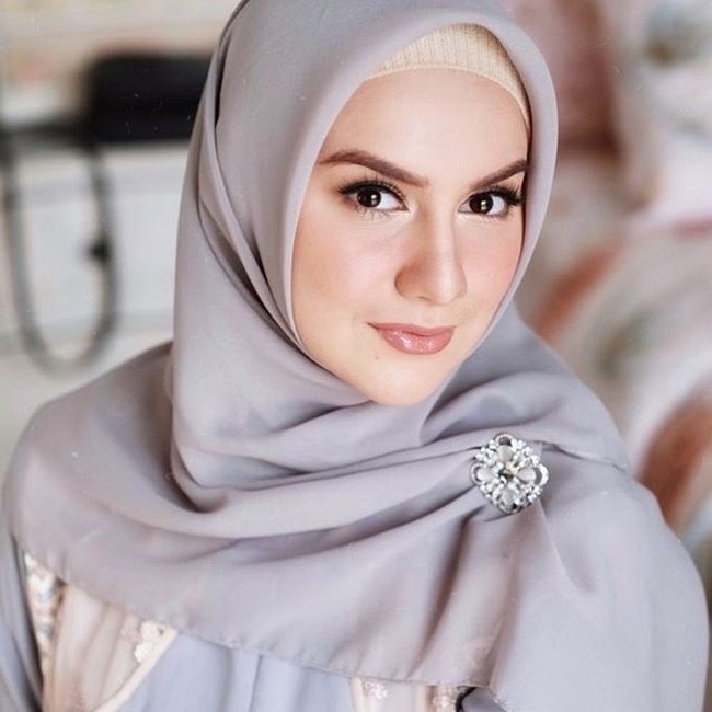 Model dan aktris cantik Yris Jetty Dirk de Beule atau dikenal dengan nama Irish Bella menggunakan hijab sejak September 2019. Istri Amar Zoni itu mengaku belajar menggunakan hijab dengan menonton video tutorial hijab di YouTube. Foto: dok. Instagram Irish Bella