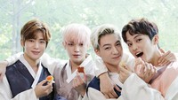 Taeyong, Jaehyun, Mark, dan Jeno berpose menggemaskan sambil memegang kue mungil yang ingin disantap. Foto: Instagram @NCT_Dream