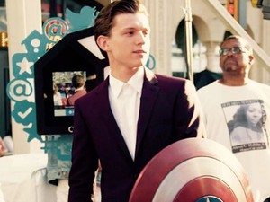 5 Fakta Menarik Tom Holland si Spiderman Tampan