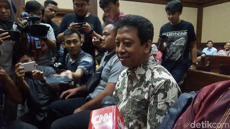 Romahurmuziy Bingung Didakwa Bersama Menag Lukman Terima Duit Suap Romahurmuziy Bingung Didakwa Bersama Menag Lukman Terima Duit Suap