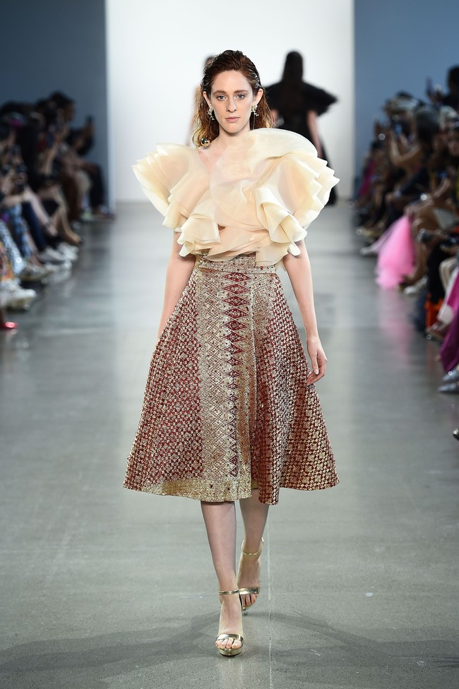 Empat desainer Indonesia yaitu Julianto, Maggie Hutauruk Eddy (2Madison), Yogiswari Pradjanti, dan Ayumi memamerkan karya penuh warna di New York Fashion Week: The Shows yang digelar di Galery II, Spring Studios, New York. Senin 9/9/2019. Photo by Ilya S. Savenok/Getty Images