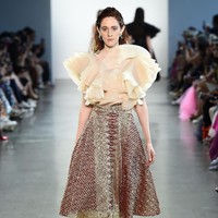 Empat desainer Indonesia yaitu Julianto, Maggie Hutauruk Eddy (2Madison), Yogiswari Pradjanti, dan Ayumi memamerkan karya penuh warna di New York Fashion Week: The Shows yang digelar di Galery II, Spring Studios, New York. Senin 9/9/2019. Photo by Ilya S. Savenok/Getty Images