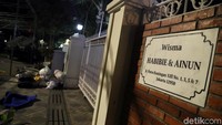 Sejumlah aktivitas untuk mempersiapkan kedatangan jenazah almarhum BJ Habibie pun nampak terlihat di sekitar rumah duka tersebut.