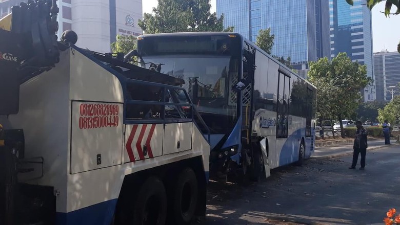 Bus Transjakarta Tabrak Separator Busway di Slipi