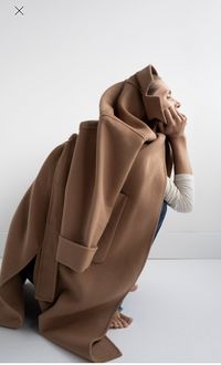 Model Iklan Zara Pose Seperti Buang Air Kecil Jadi Bahan Ejekan Netizen