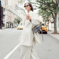 Sementara ini penampilan Tasya dengan busana oversized serba putih. Wanita keturunan Arab itu memadankannya dengan tas Dior Saddle Bag.  Foto: Instagram @tasyafarasya