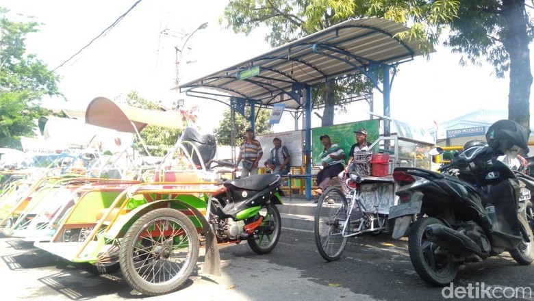 Sopir Taksi Online Laporkan Pemukulan Tukang Becak Stasiun Mojokerto Sopir Taksi Online Laporkan Pemukulan Tukang Becak Stasiun Mojokerto