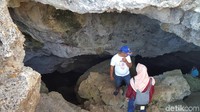 Ini adalah pintu masuk gua. untuk dapat melihat kolam, traveler harus turun dulu sejauh sekitar 10 meter. (Syanti Mustika/detikcom)