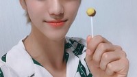 Manisnya Jaemin member NCT Dream yang disebut mirip Iqbaal Ramadhan. Posenya manis dengan permen lolipop di tangan. Foto: Instagram @NCT_Dream