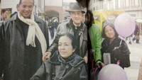 Potret keluarga Habibie saat masih bersama istri tercinta, Ainun di luar negeri. Foto: Repro Buku Habibie