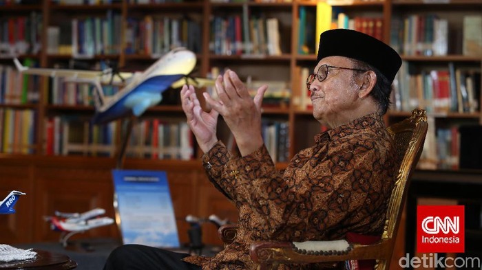 Presiden Republik Indonesia ke3, BJ Habibie di kediaman kawasan Patra Kuningan, Jakarta, Senin, 27 April 2015. CNN IndonesiaSafir Makki