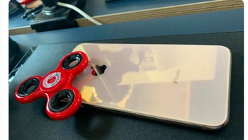 iPhone lama ditempel fidget spinner, jadilah iPhone 11 Pro. Foto: istimewa