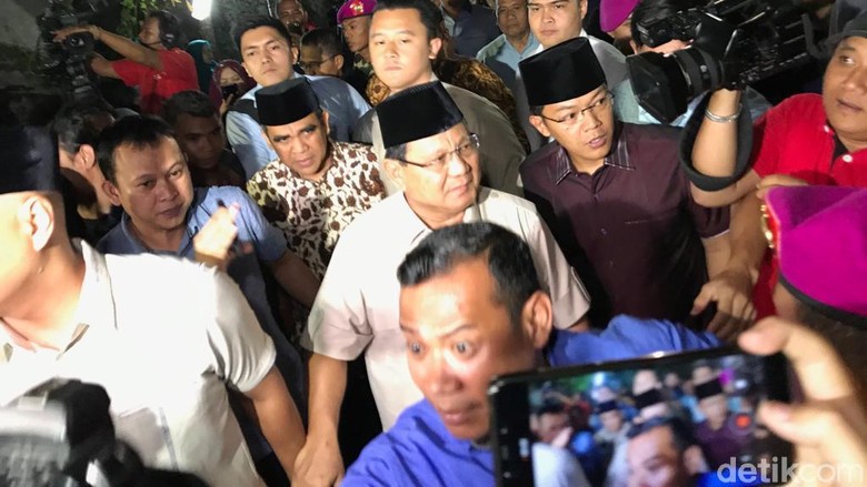 Berpeci Hitam, Prabowo Melayat ke Rumah Duka BJ Habibie Berpeci Hitam, Prabowo Melayat ke Rumah Duka BJ Habibie