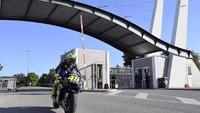 Kali ini Rossi menunggangi M1 di jalan raya dari kampungnya di Tavullia ke sirkuit Misano. Foto: Dok. Yamaha Motor Racing