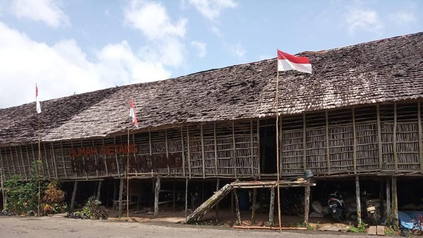 Melihat Rumah Betang, Kediaman Suku Dayak yang Lahirkan Tenun Cantik