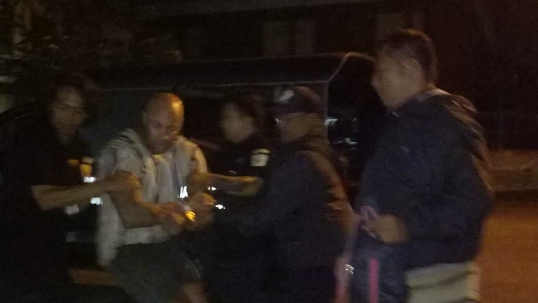 Mabuk, WN Aussie Ngamuk di Kelab Malam Seminyak Sambil Tendangi Motor Mabuk, WN Aussie Ngamuk di Kelab Malam Seminyak Sambil Tendangi Motor