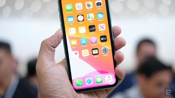 Masih hadir dengan layar 6,1 inch Liquid Retina Display. Foto: Chris Velazco/Engadget