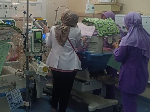 Bayi kembar masih dalam perawatan.
