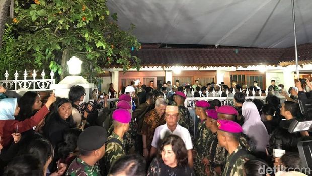 Suasana rumah duka BJ Habibie di Kuningan, Jaksel