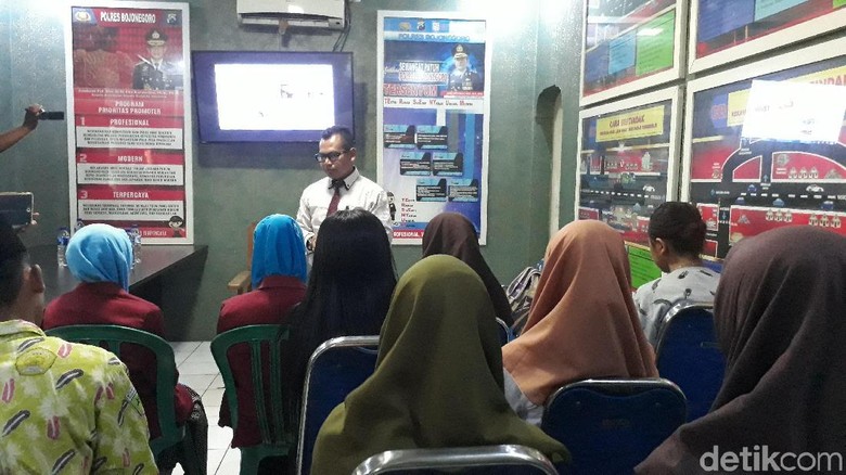 Pelanggar Operasi Patuh di Bojonegoro Dimotivasi Lewat Hipnotraffic Pelanggar Operasi Patuh di Bojonegoro Dimotivasi Lewat Hipnotraffic