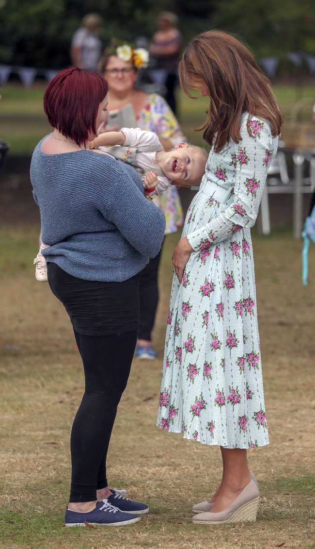 Untuk memaksimalkan gayanya, perempuan 37 tahun itu memadukan gaun tersebut dengan wedges coklat muda yang chic. (Foto: Getty Images)