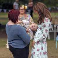 Untuk memaksimalkan gayanya, perempuan 37 tahun itu memadukan gaun tersebut dengan wedges coklat muda yang chic. (Foto: Getty Images)