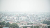 Kabut asap juga mengepung kawasan Bengkong, Batam, Kepulauan Riau. Suasana kawasan Bengkong nampak diselimuti kabut asap pada Selasa (10/9) lalu. Berdasarkan pantauan BMKG Hang Nadim Batam, kabut asap yang menyelimuti Kota Batam merupakan akibat dari kebakaran hutan dan lahan di beberapa wilayah di Kepri dengan jumlah titik api sebanyak delapan titik. Antara Foto/ M N Kanwa.