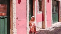 The Pink Street terletak di R. Nova do Carvalho yang ada di Lisbon. The Pink Street merupakan jalanan yang dipenuhi bangunan berwarna cantik. Jalanan ini seolah jadi destinasi wajib bagi para wisatawan.  Foto: Pool