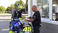 Sebelum masuk sirkuit Misano, dicek dulu ID Card-nya. Foto: Dok. Yamaha Motor Racing